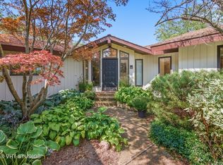 2 E Cove Dr, South Barrington, IL 60010