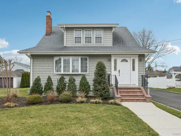 449 S 1st Street, Lindenhurst, NY 11757