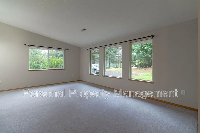 3 bed, 2.0 bath, 1704 sqft, $2,895 — Photo 2