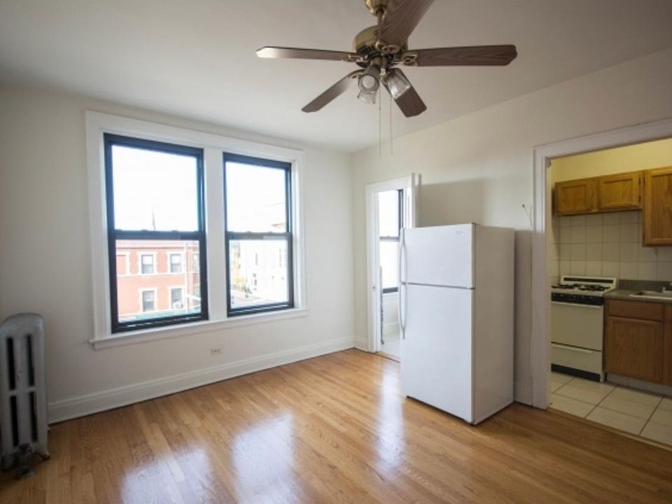 2nd image of 5154 N Clark St Unit 403