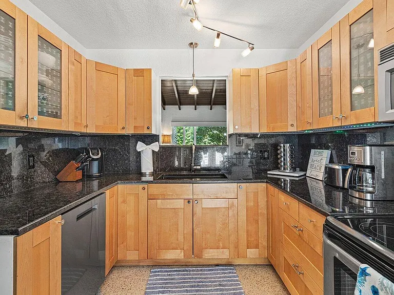 340 NE 7th Ave — Photo 18