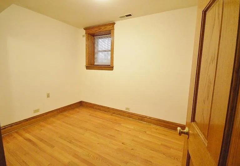 1417 W Belle Plaine Ave #G — Photo 3