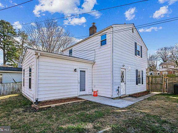 3rd image of 1212 Seven Oaks Rd