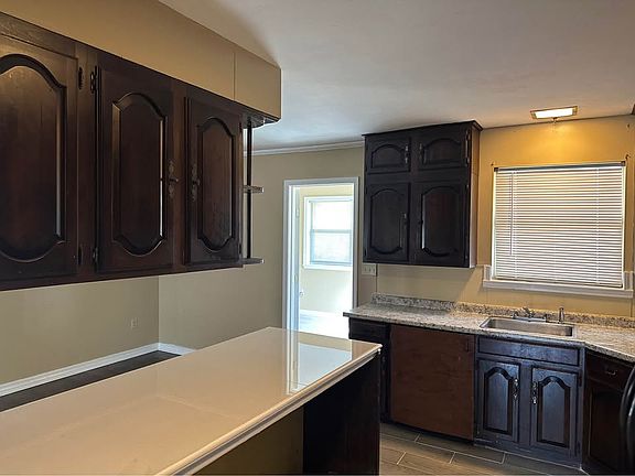 3rd image of 2710 Somerset Dr