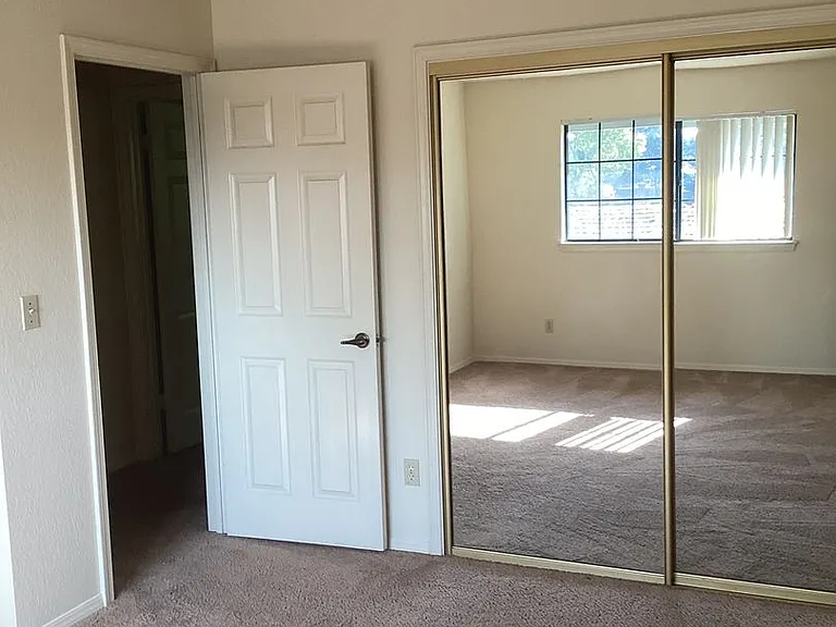 425-431 N Tiffany Dr — Photo 22