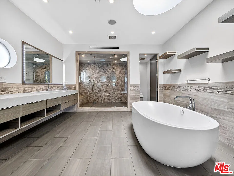 7 bed, 7.0 bath, 7000 sqft, $29,000 — Photo 3