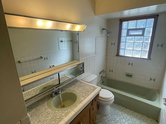 4th image of 7343 N Teutonia Ave