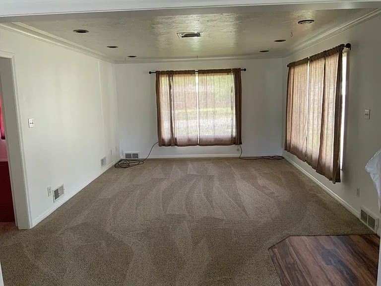 2200 S Lee Ave — Photo 5