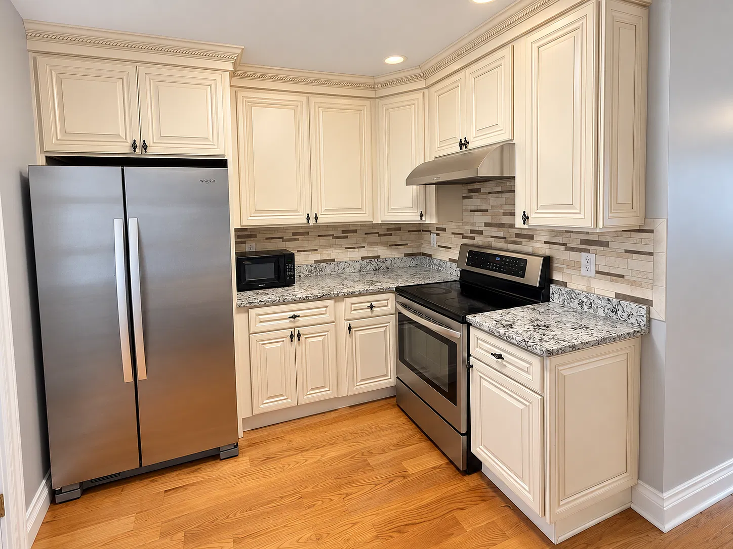 3 bed, 1200 sqft, $3,300 — Photo 2