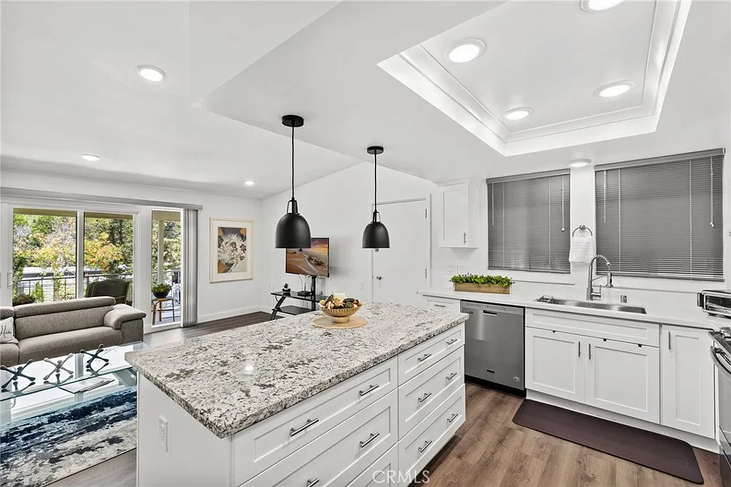 2 bed, 2.0 bath, 1040 sqft, $3,200 — Photo 1