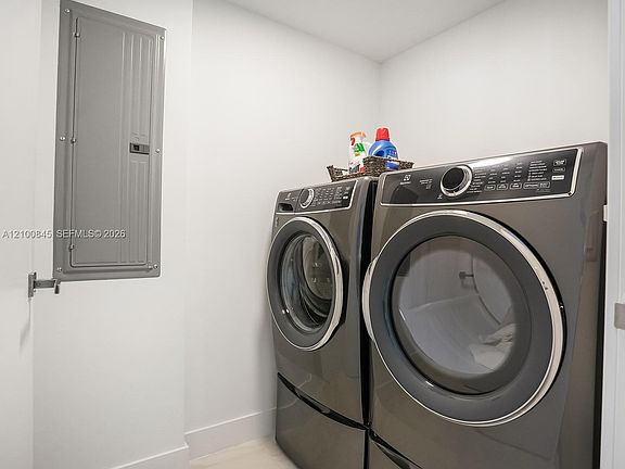 4th image of 407 N Riverside Dr #504