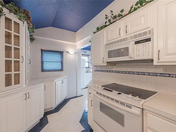 5th image of 9527 Parkwood Ave