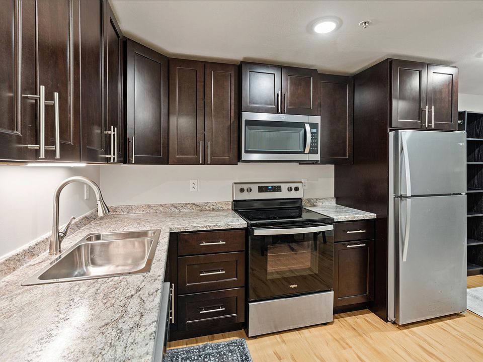 Full Kitchen. Stainless Appliances.
