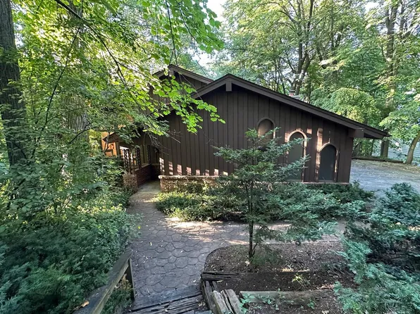 21460 West Oakcrest DRIVE, New Berlin, WI 53146