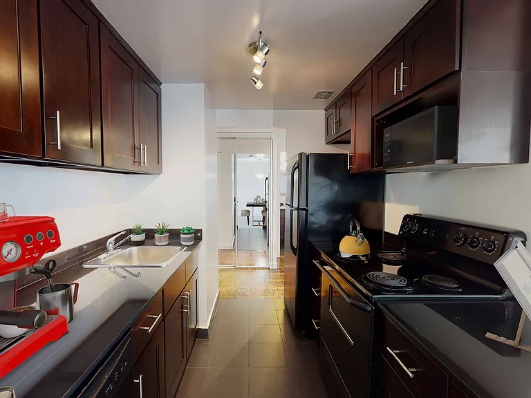 424 Yonge St — Photo 9
