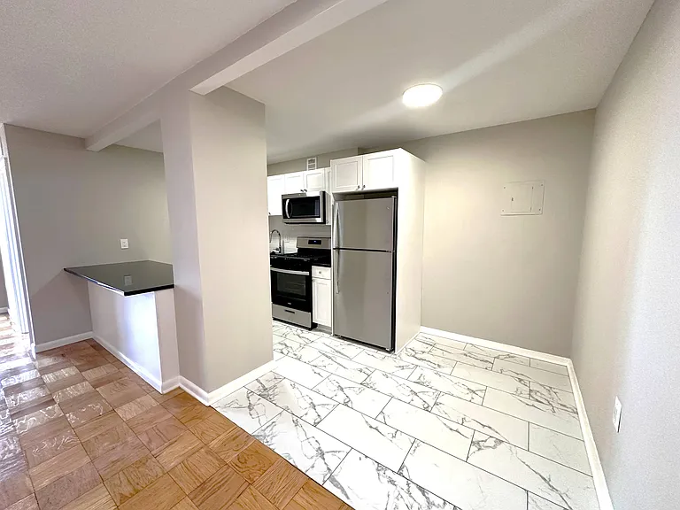 8200W Apartments — Photo 9