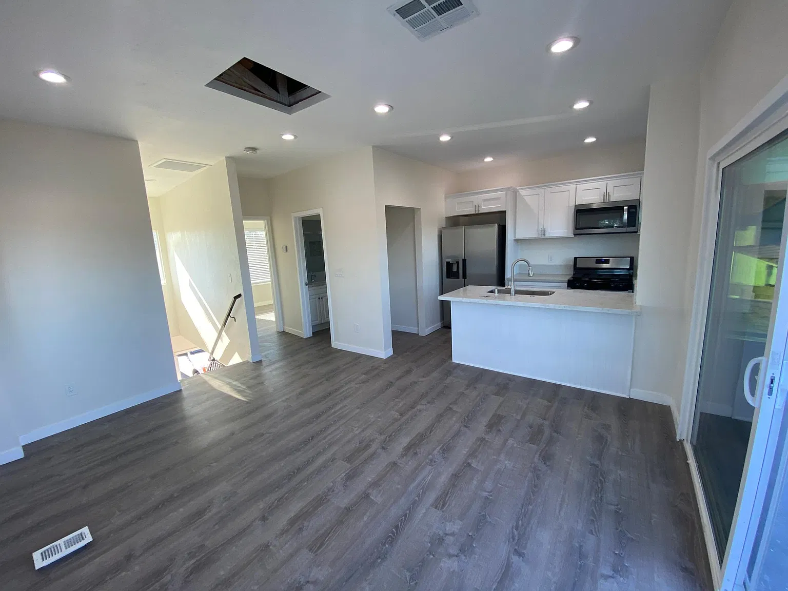 4 bed, 1200 sqft, $5,450 — Photo 1