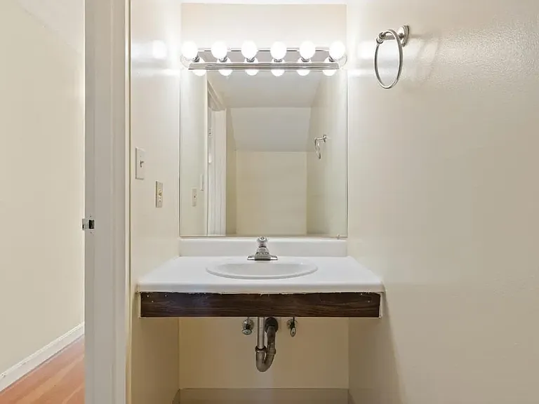 10 Silver Hill Ln — Photo 13