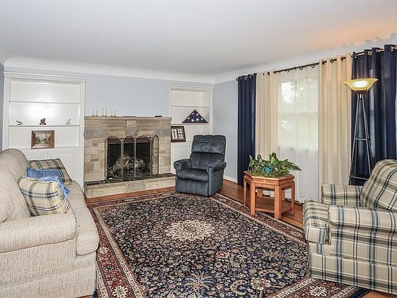 3rd image of 684 Hillview Dr