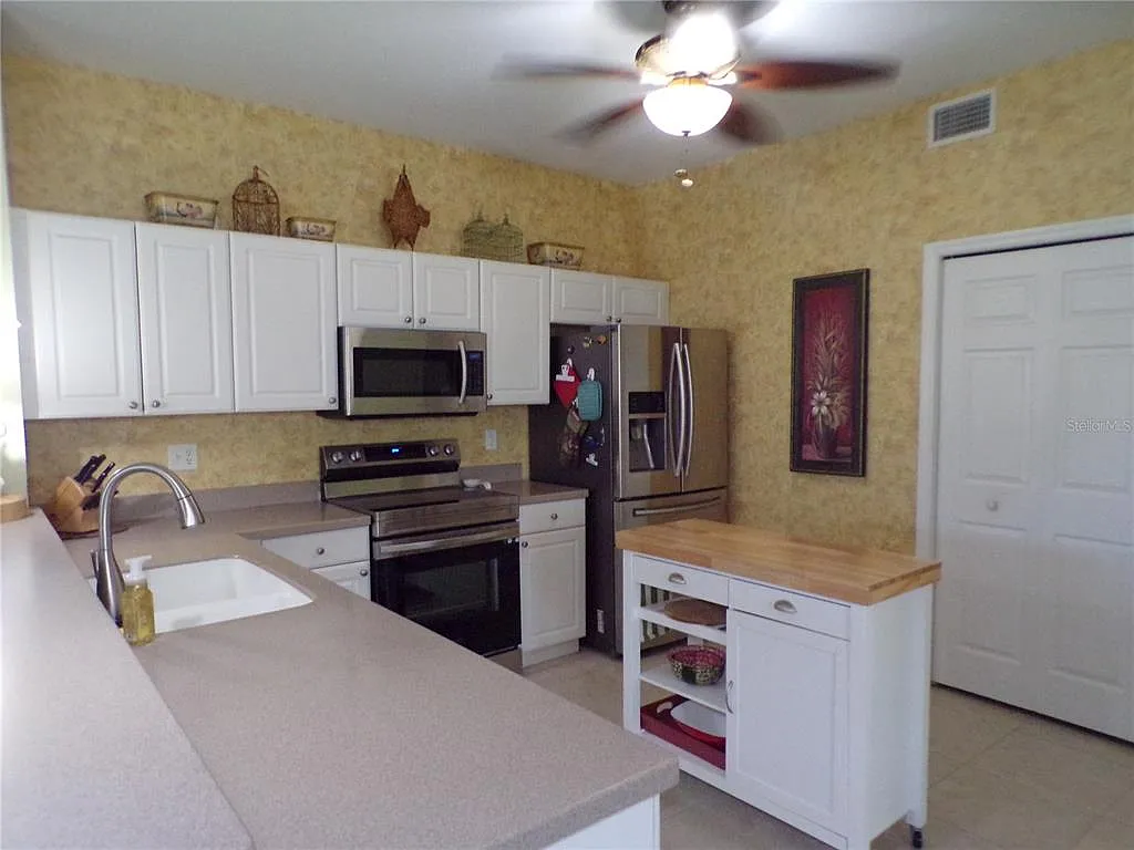 3 bed, 2.0 bath, 1556 sqft, $2,000 — Photo 4