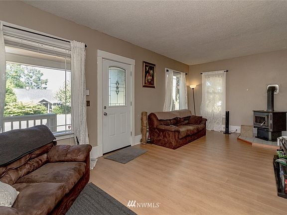 4th image of 3615 E E Street