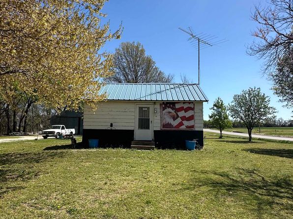 718 S Elm St, Douglass, KS 67039