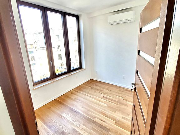 4th image of 258 Eckford St #4
