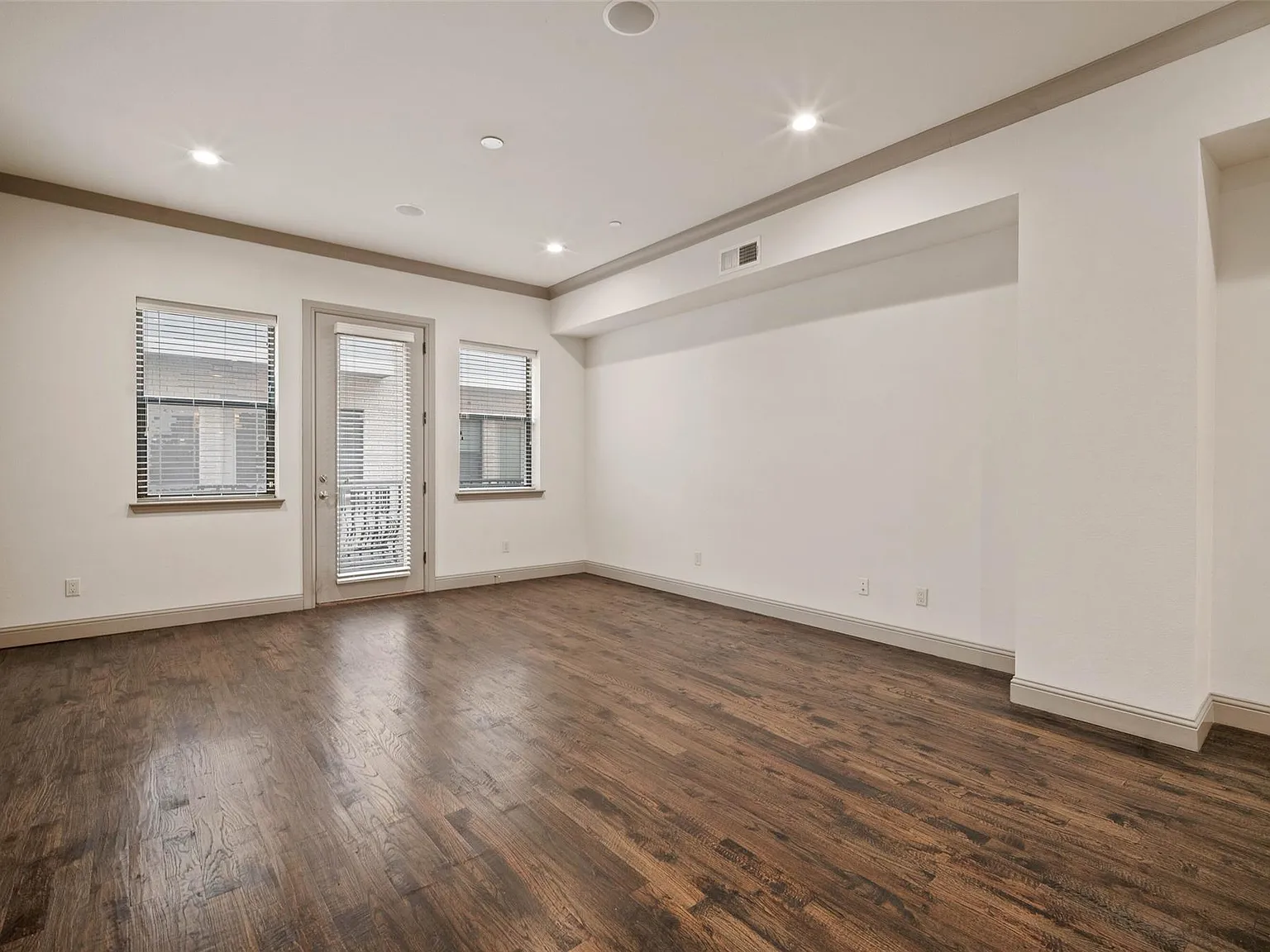 3 bed, 3.5 bath, 2034 sqft, $3,500 — Photo 4