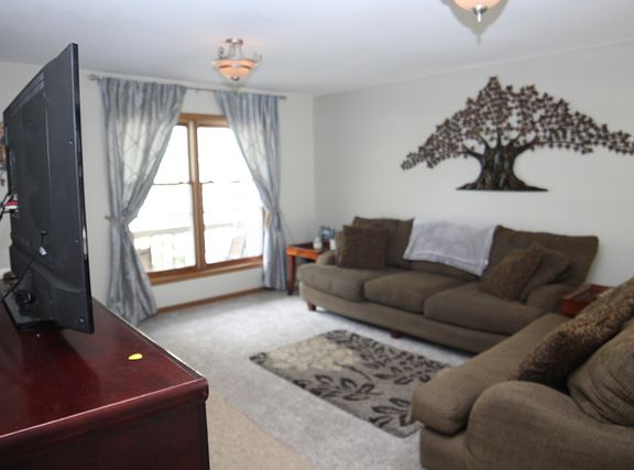 3rd image of 233 Bridgewood Dr