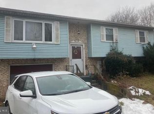 2 W Oakwood Dr, Carlisle, PA 17015