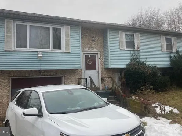 2 W Oakwood Dr, Carlisle, PA 17015