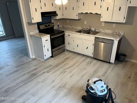 3rd image of 612 Clarington Dr