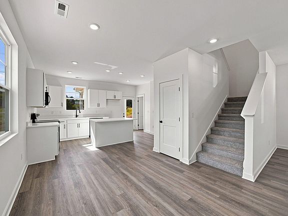 4th image of 884 Gardenview Way