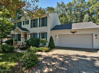 323 Cedar Manor Dr, Mountain Top, PA 18707