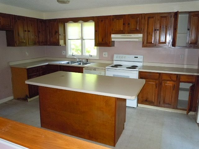 2nd image of 10 Elwood Rd