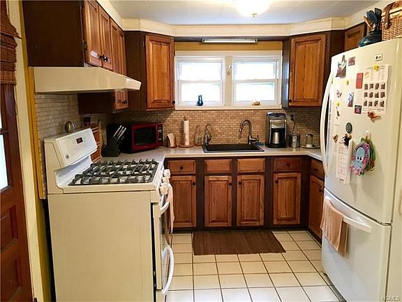 Quartz counter tops, Bosc DW,  LG 5 burner gas-range and LG Refrigerator/Freezer.