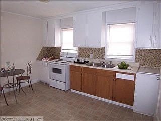 2nd image of 411 Boyd St