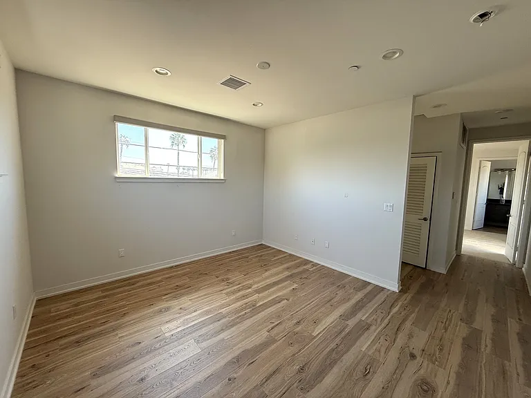 17910 Jersey Ave #E — Photo 7