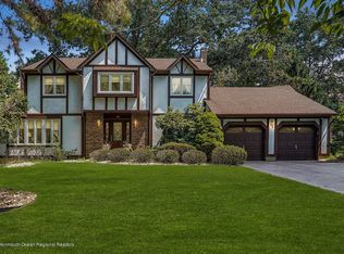 16 Ivanhoe Dr, Manalapan, NJ 07726