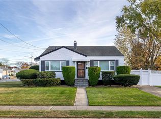 293 Newark St, Lindenhurst, NY 11757