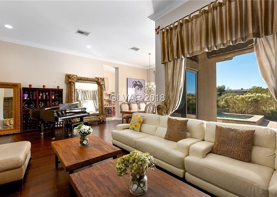 1st image of 11 Club Vista Dr