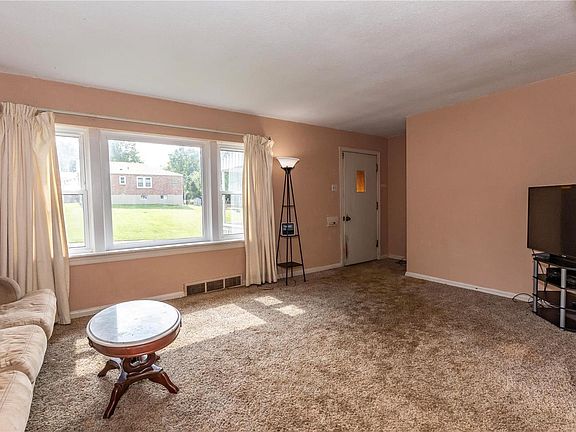 5th image of 1034 Rainbow Dr