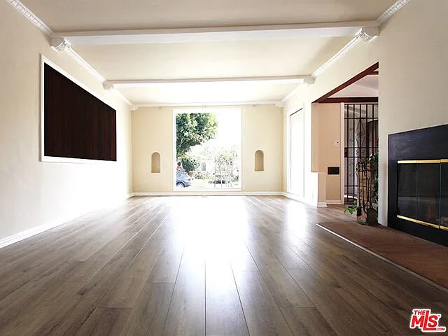 3 bed, 1377 sqft, $6,800 — Photo 4