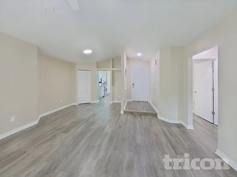 947 Sandywood Dr — Photo 2