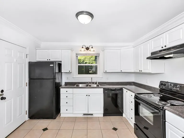 1401 McCullough Ave NE #8 — Photo 8