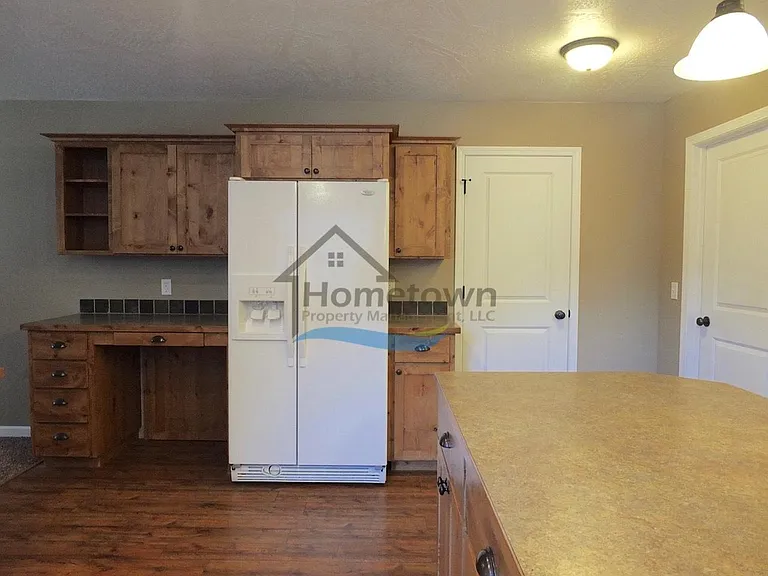 908 E Davis Ave — Photo 6