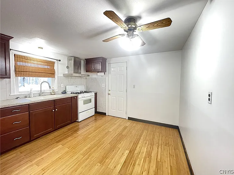 121 Wadsworth Rd — Photo 10