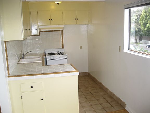 3rd image of 676 Flower Ave Unit 5