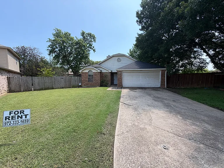 222 Lydia Cir — Photo 2