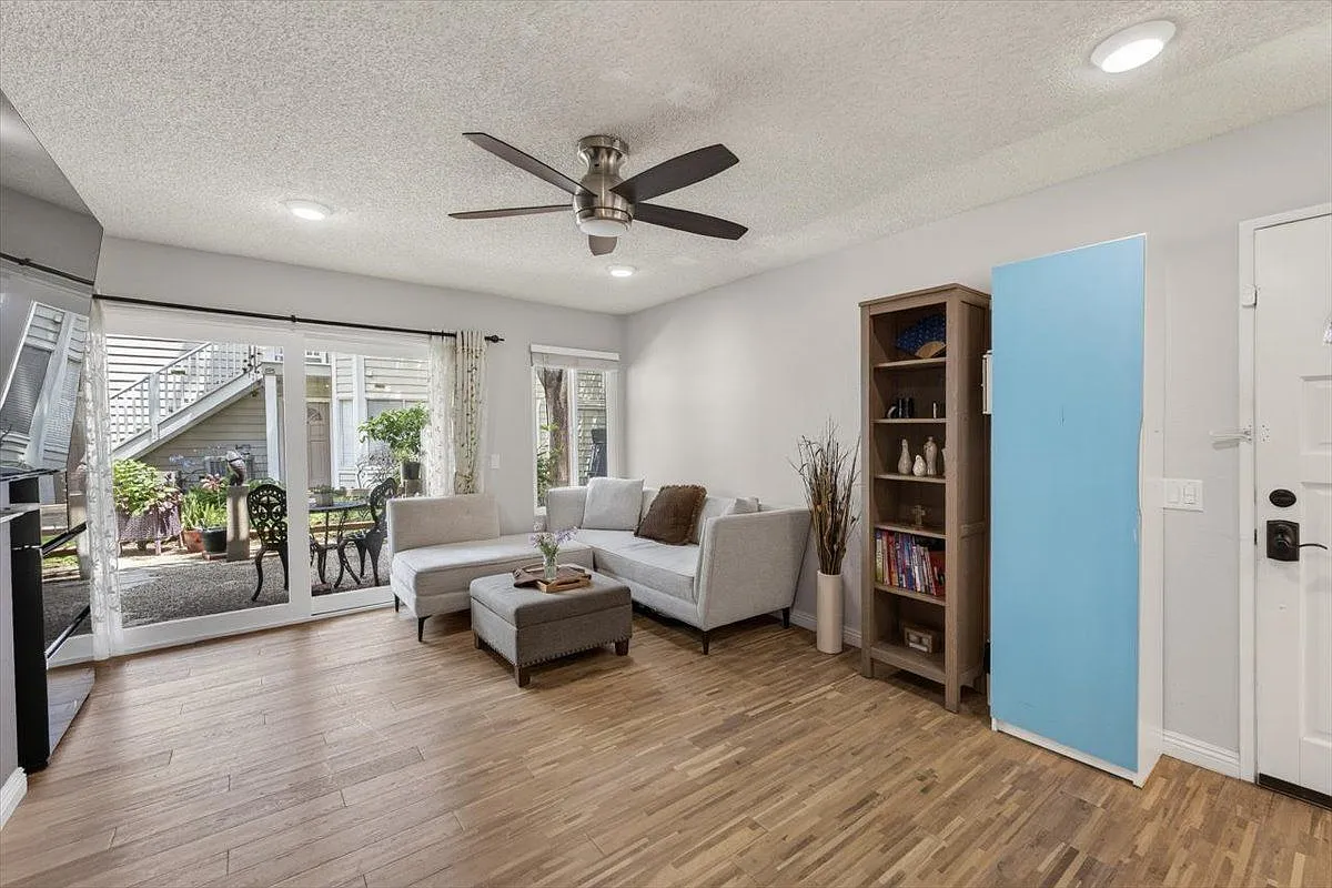2 bed, 2.0 bath, 961 sqft, $2,800 — Photo 4